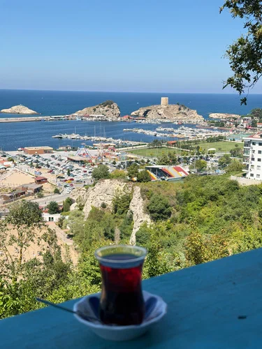 Şile manzarası eşliğinde ince belli bardakta çay