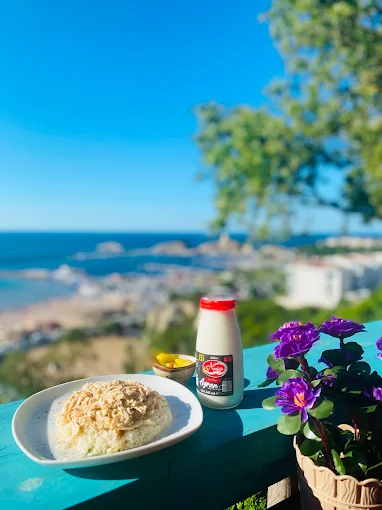 Deniz manzarasına karşı pilav ve ayran